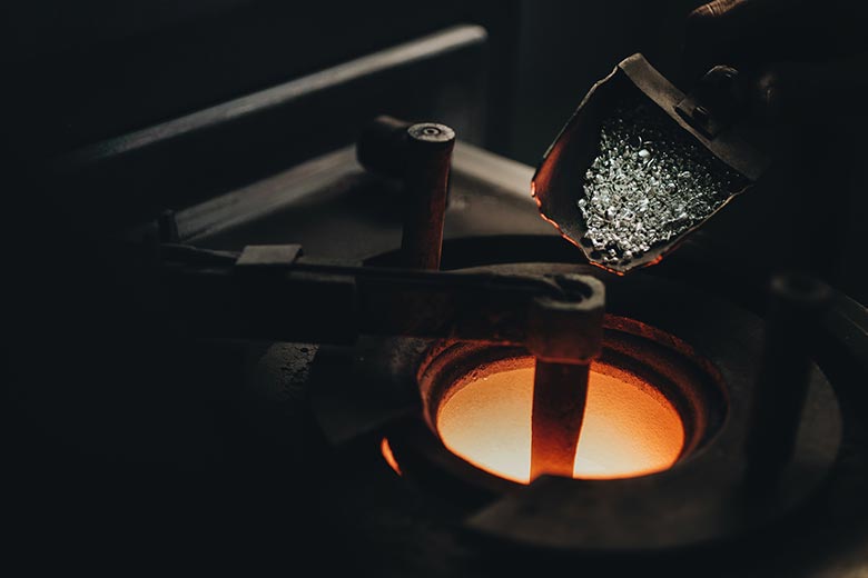 Scolatura e cottura dei cilindri in speciali forni e fusione del metallo negli stampi in gesso